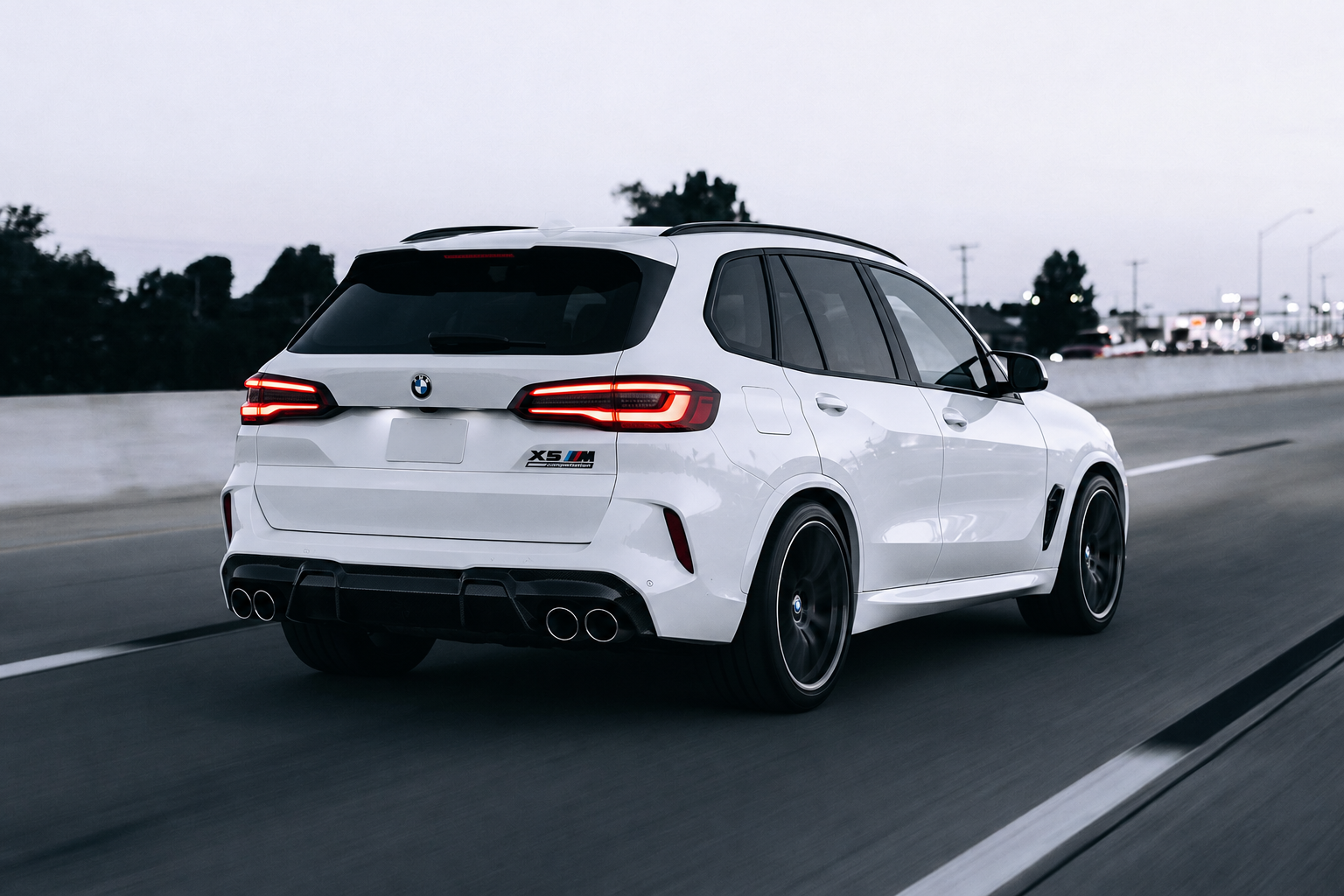 Білий BMW X5 M Competition 2022 на дорозі